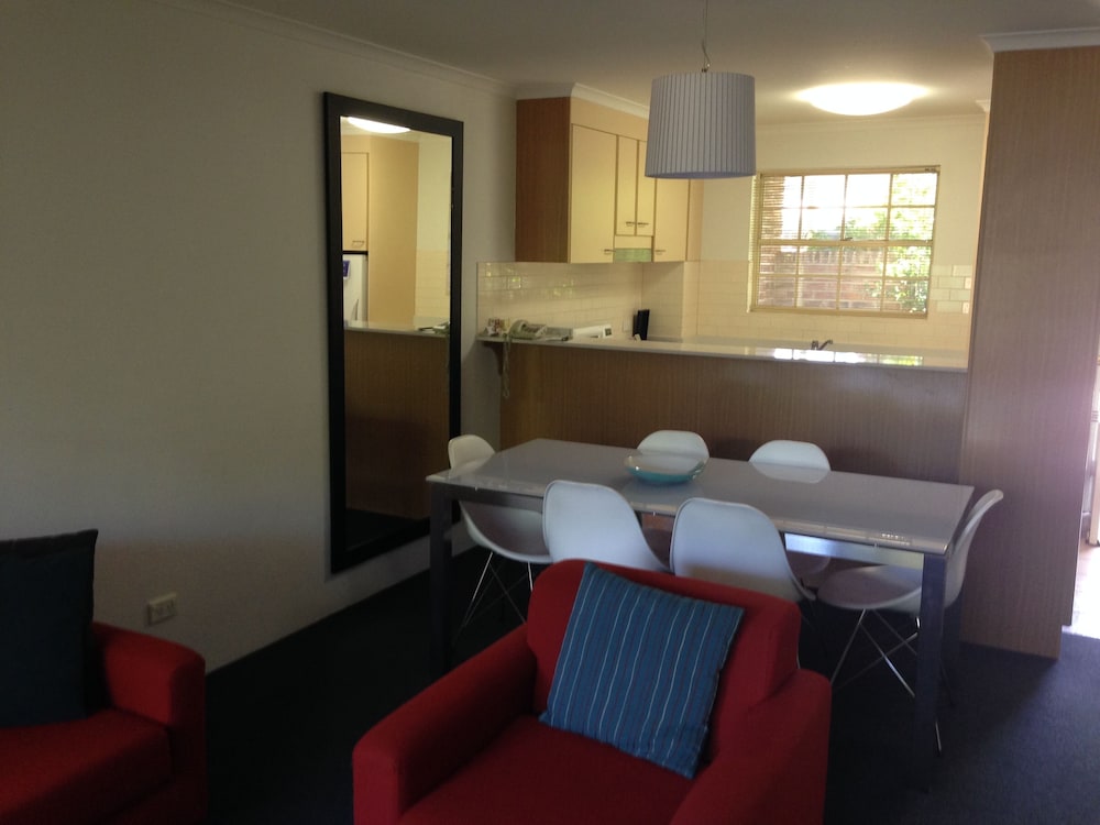 Living area, Adina Serviced Apartments Canberra Kingston