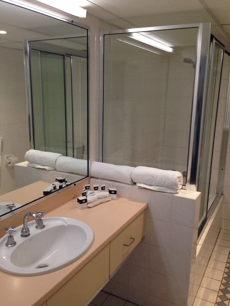 Bathroom, Adina Serviced Apartments Canberra Kingston