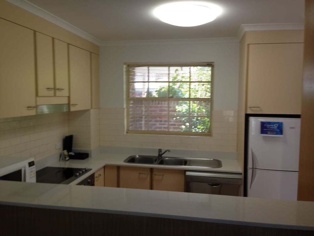 Private kitchen, Adina Serviced Apartments Canberra Kingston