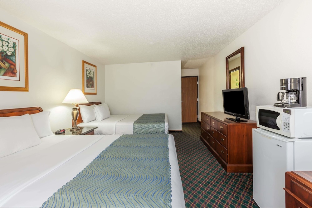 Super 8 by Wyndham Irving DFW Airport/South