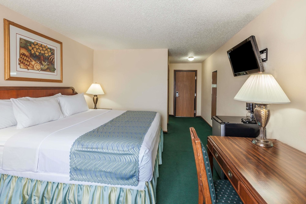 Super 8 by Wyndham Irving DFW Airport/South