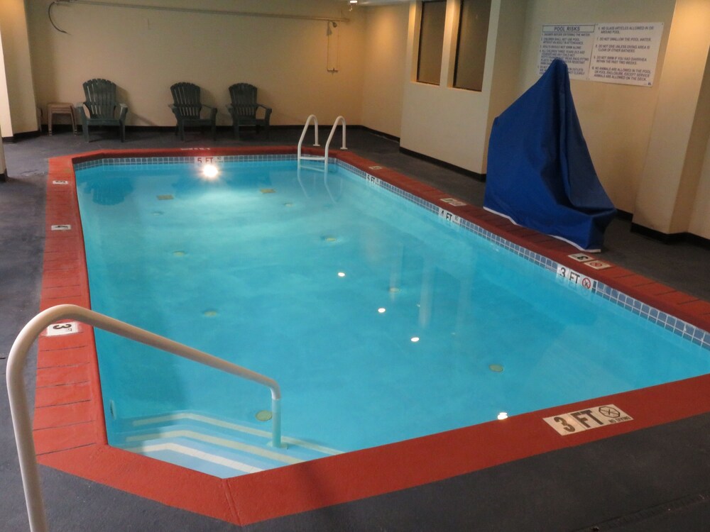 Indoor pool, Rodeway Inn At Six Flags