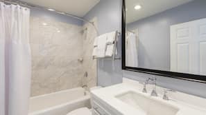 Combined shower/bathtub, free toiletries, hair dryer