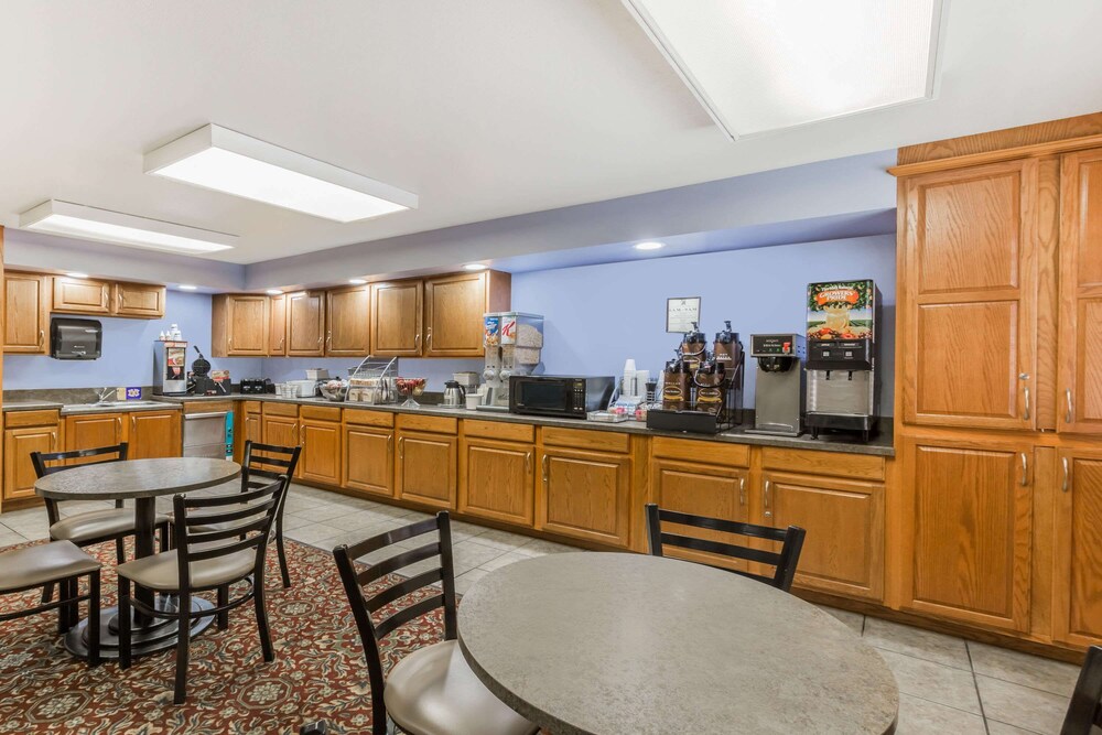 Breakfast area, Super 8 by Wyndham Manhattan KS