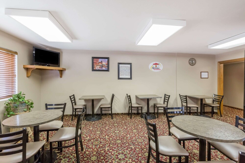 Breakfast area, Super 8 by Wyndham Manhattan KS