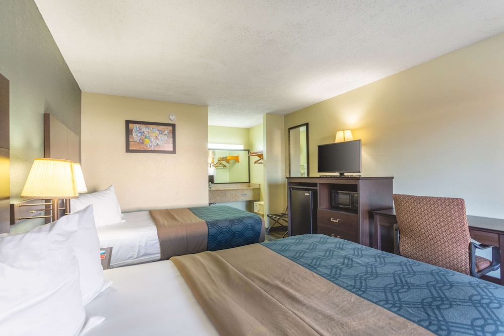 Econo Lodge Inn & Suites