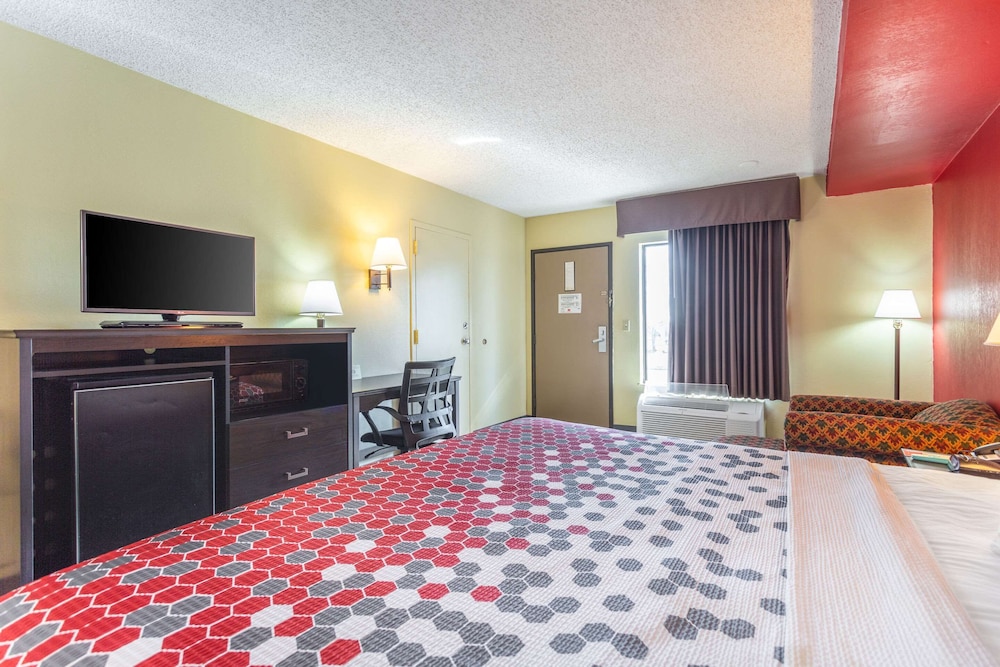 Econo Lodge Inn & Suites