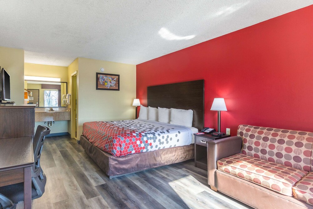 Econo Lodge Inn & Suites