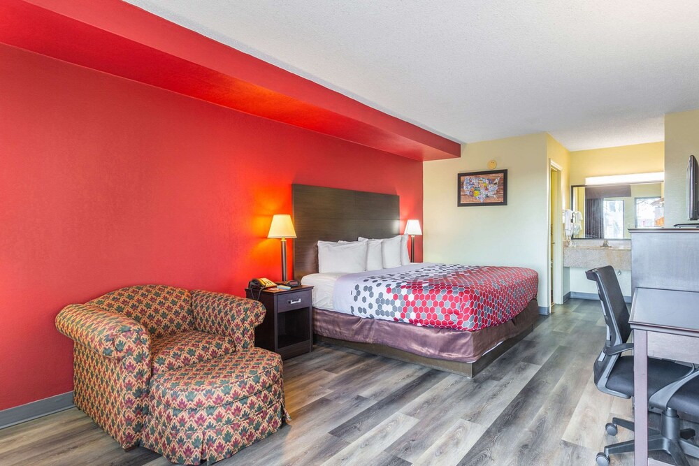 Econo Lodge Inn & Suites