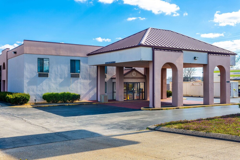 Econo Lodge Inn & Suites