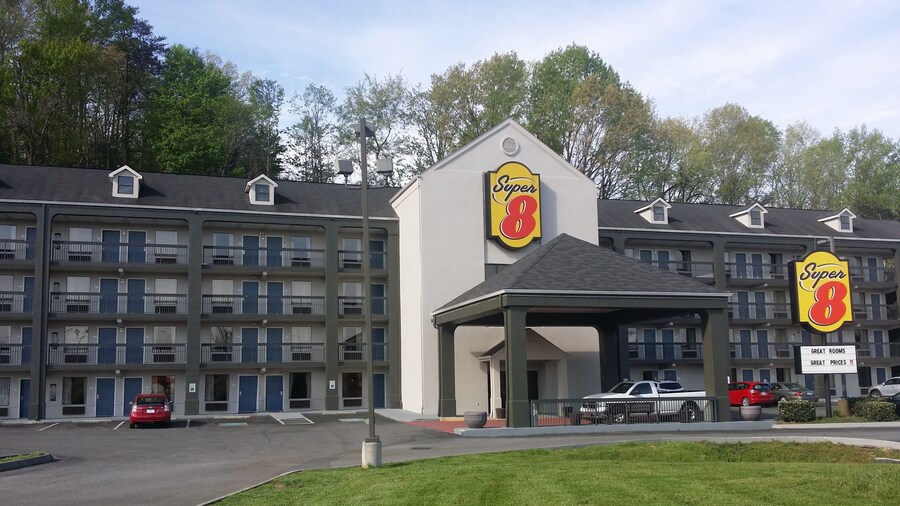Super 8 by Wyndham Pigeon Forge Dollywood Lane
