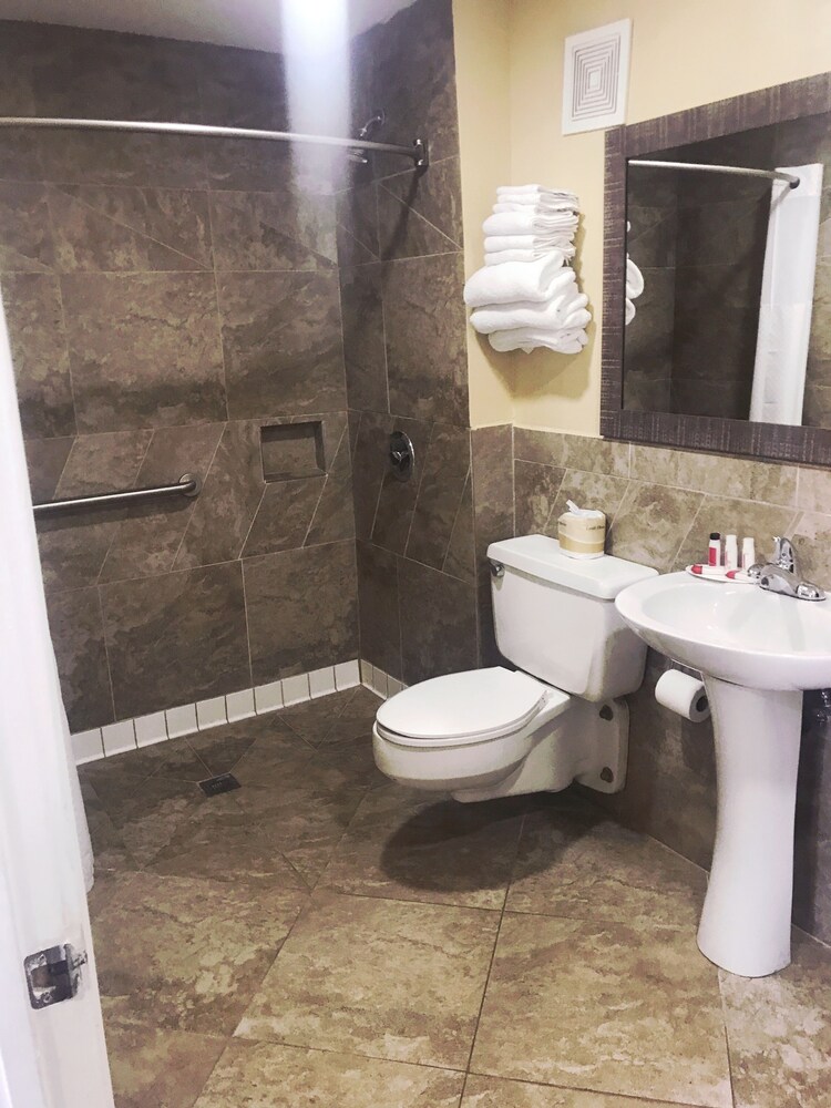 Bathroom shower, Super 8 by Wyndham Redlands/San Bernardino