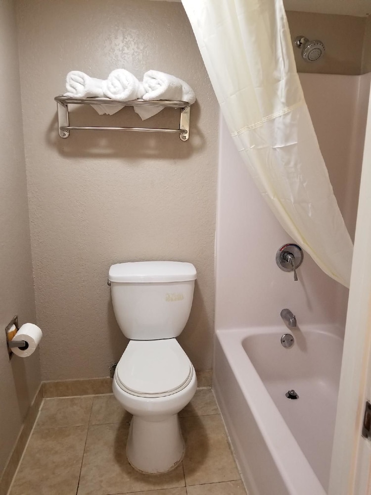 Bathroom shower, Super 8 by Wyndham San Antonio Downtown/Alamo