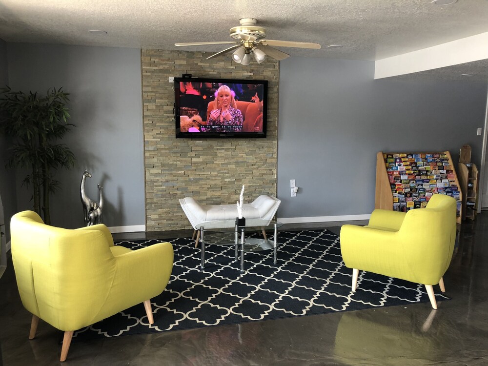 Lobby sitting area, Super 8 by Wyndham San Antonio Downtown/Alamo