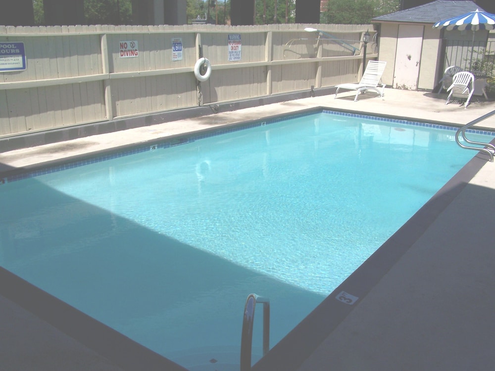 Outdoor pool, Super 8 by Wyndham San Antonio Downtown/Alamo