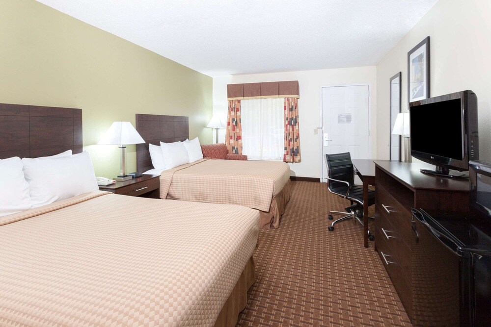 Super 8 by Wyndham Decatur/Dntn/Atlanta Area