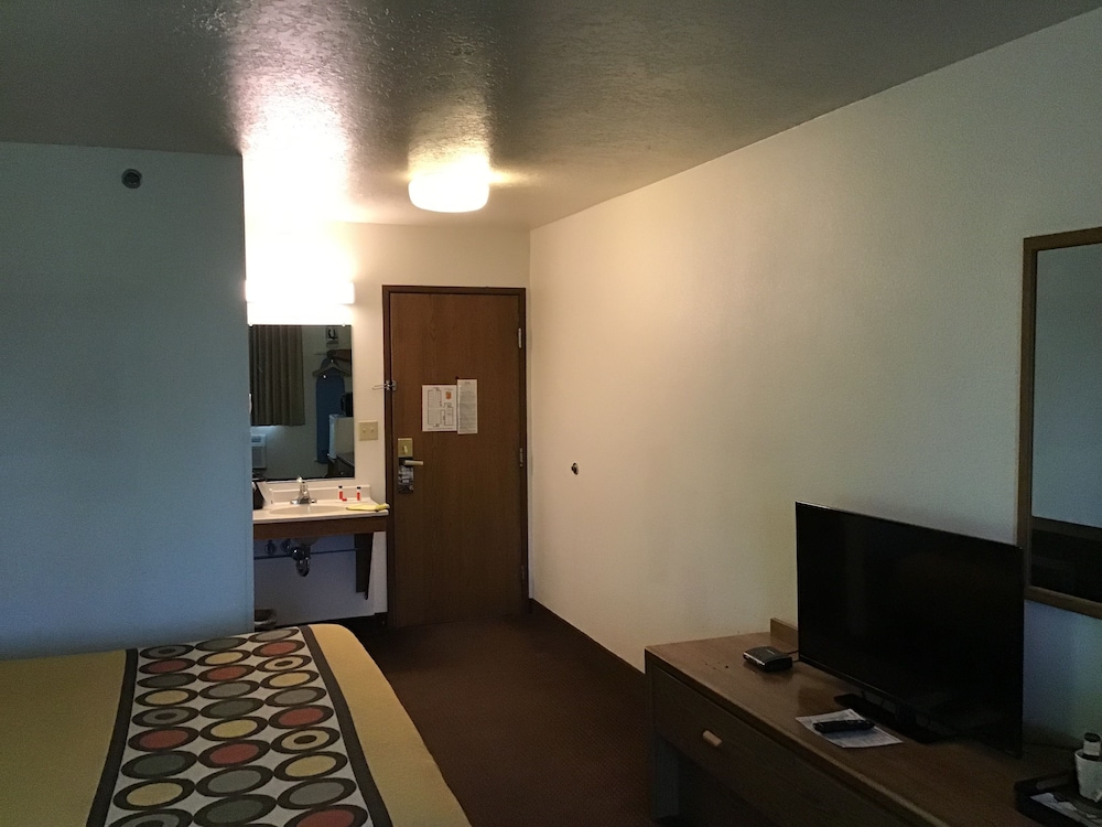 Super 8 by Wyndham Rexburg