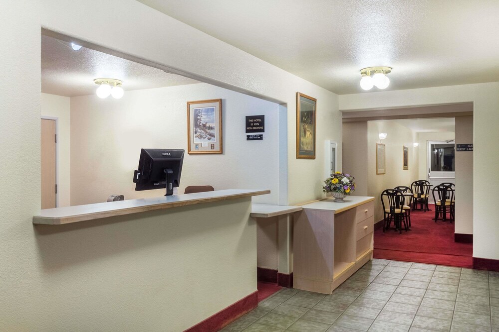 Super 8 By Wyndham Hamilton 2018 Room Prices From 54 Deals Exterior Featured Image Lobby