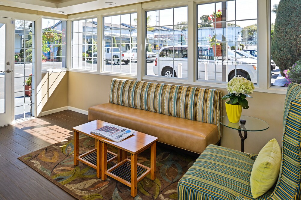 Lobby sitting area, Blu Pacific Hotel