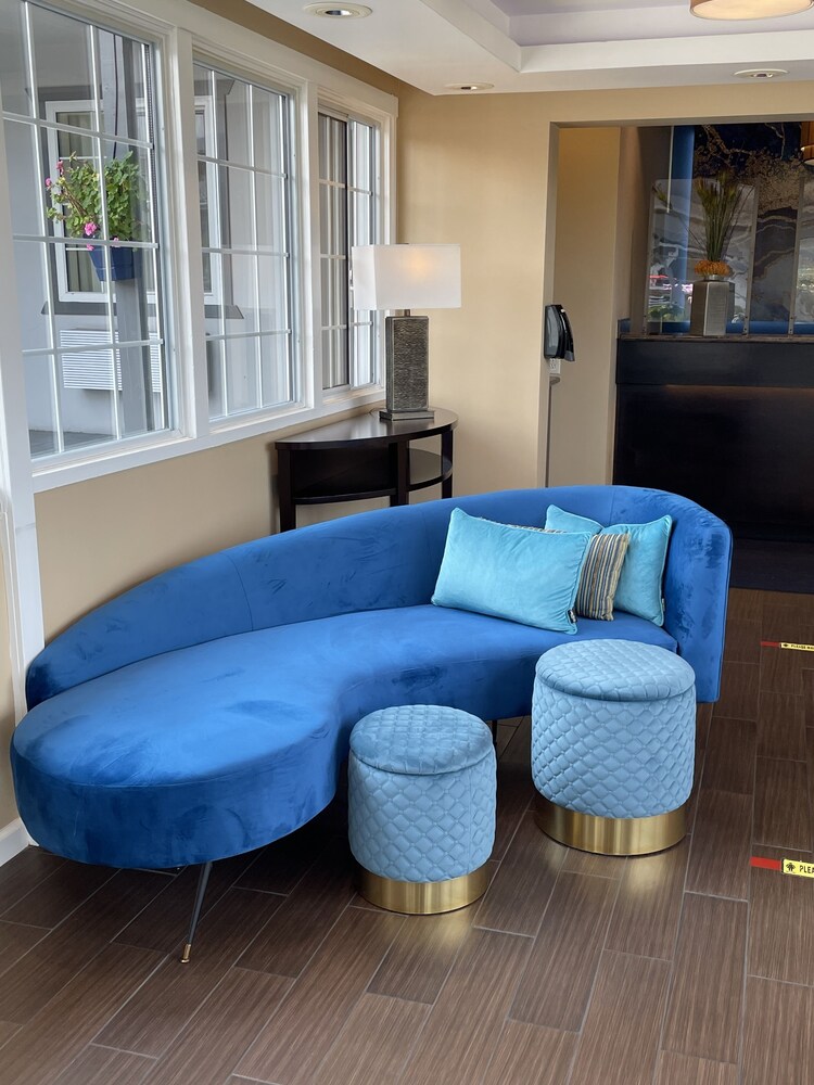 Lobby sitting area, Blu Pacific Hotel