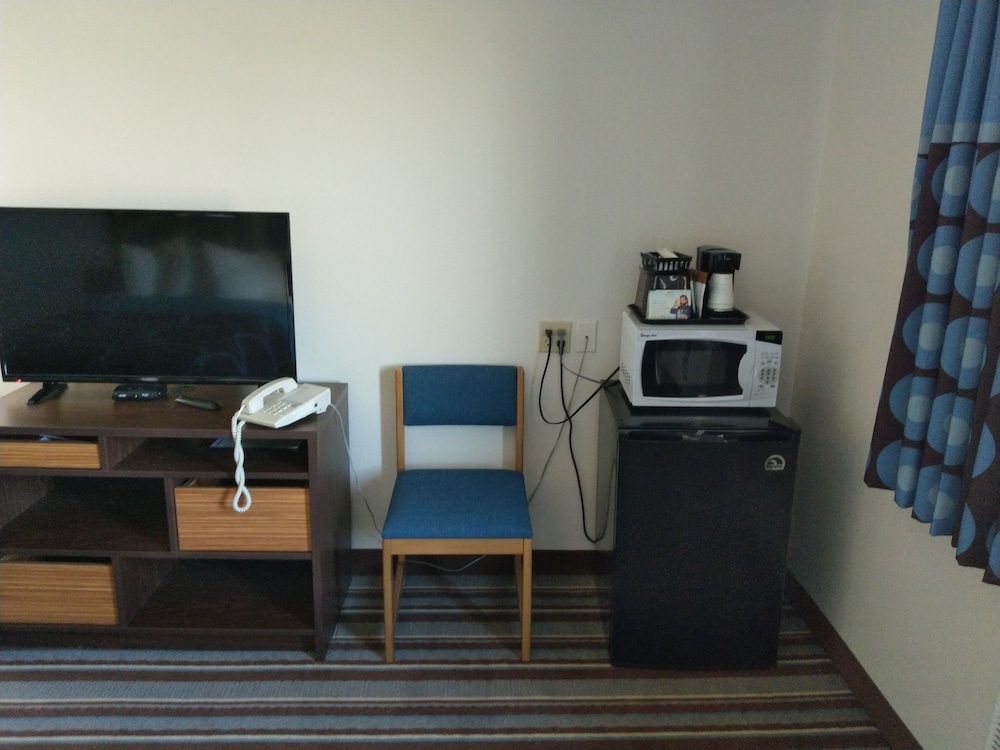 Country Club Inn & Suites