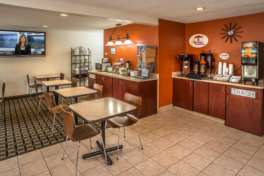 Breakfast area, Super 8 by Wyndham Prestonsburg