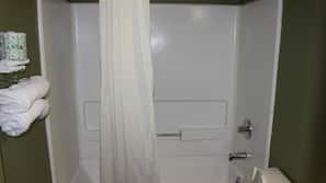 Combined shower/bathtub, free toiletries