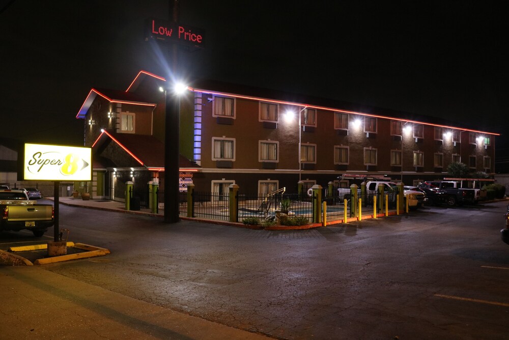 Front of property - evening/night, Super 8 by Wyndham San Antonio/I-35 North