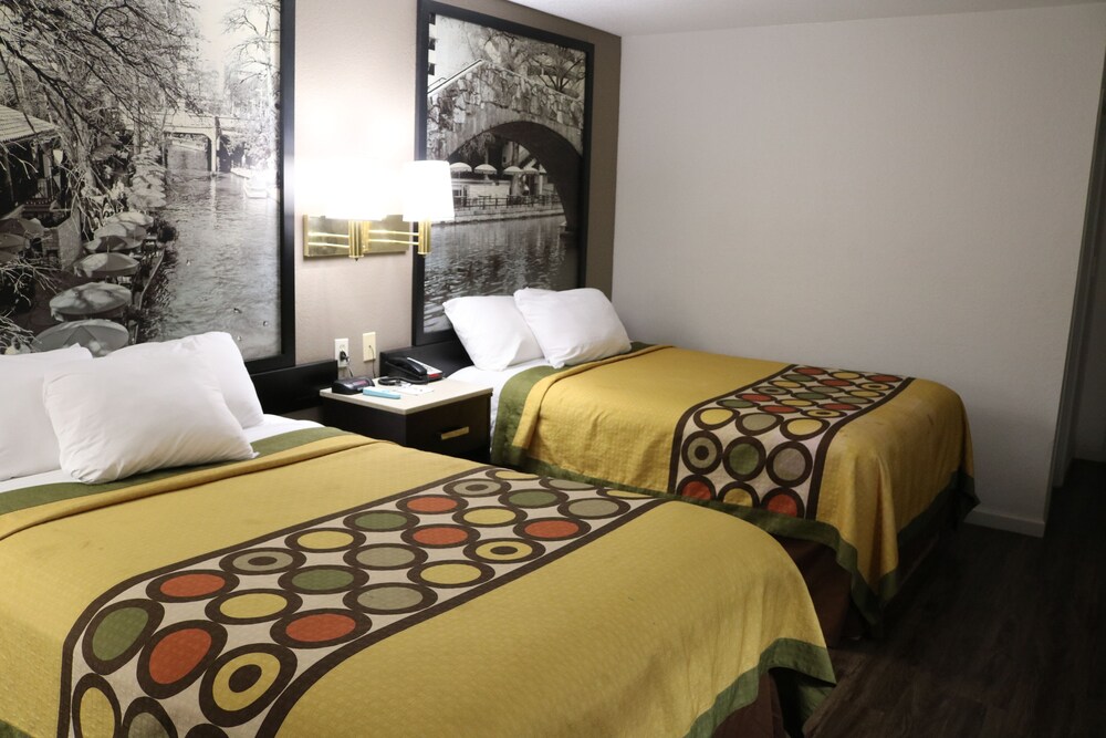 Room, Super 8 by Wyndham San Antonio/I-35 North