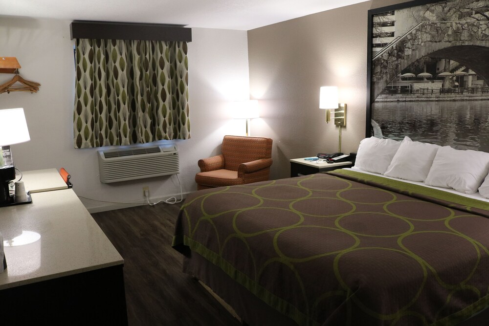 Room, Super 8 by Wyndham San Antonio/I-35 North