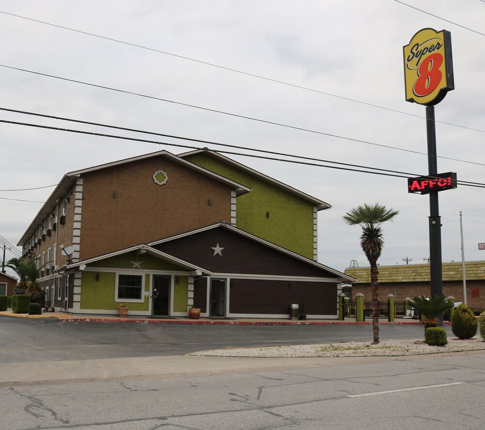 Super 8 by Wyndham San Antonio/I-35 North