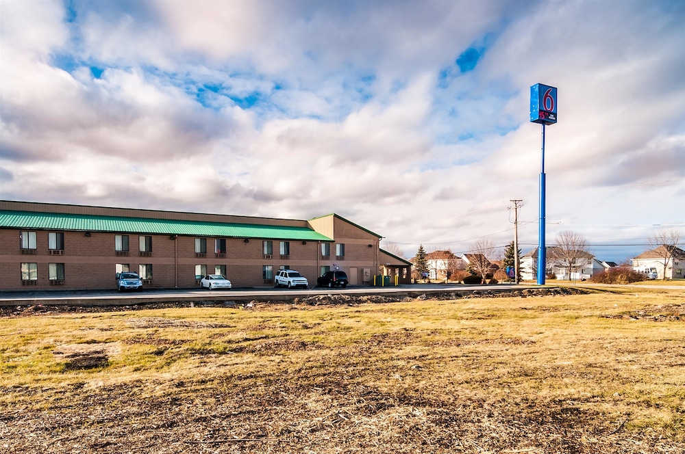 Front of property, Motel 6 Lansing, IL - Chicago South