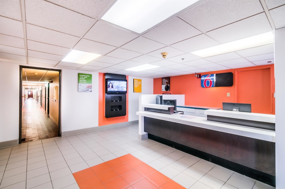 Lobby, Motel 6 Lansing, IL - Chicago South