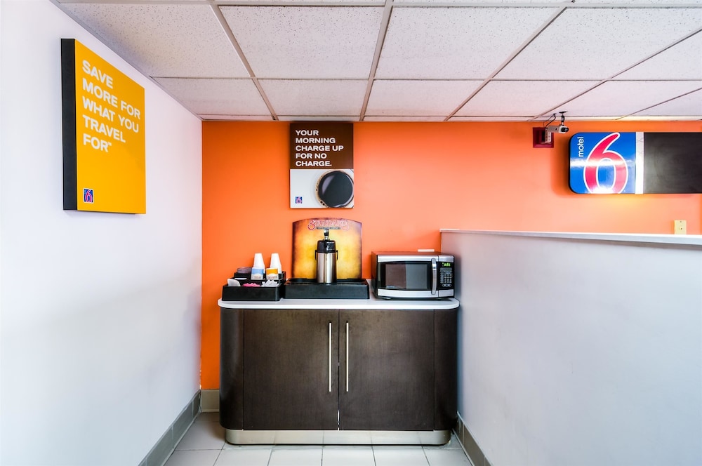 Lobby, Motel 6 Lansing, IL - Chicago South