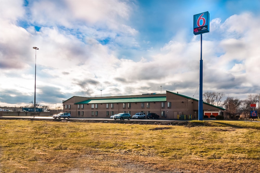 Front of property, Motel 6 Lansing, IL - Chicago South