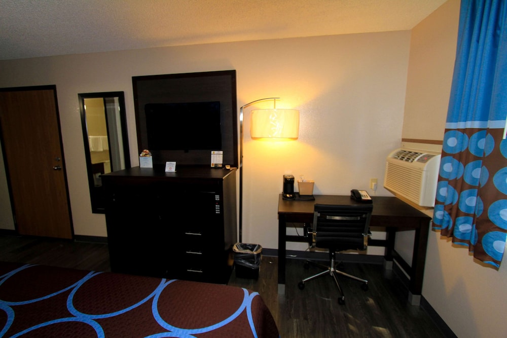 Super 8 by Wyndham Lenexa Overland Park/Mall Area