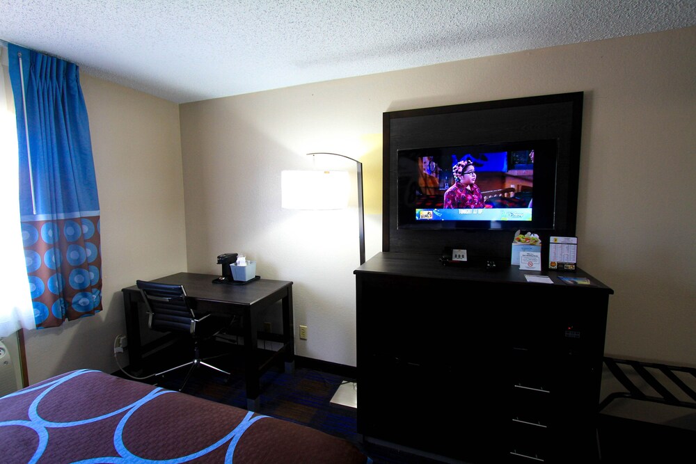 Super 8 by Wyndham Lenexa Overland Park/Mall Area