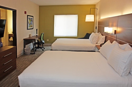 Hotels With Jacuzzi In Room New Haven Suites From 57 Holiday Inn Express Branford New Haven