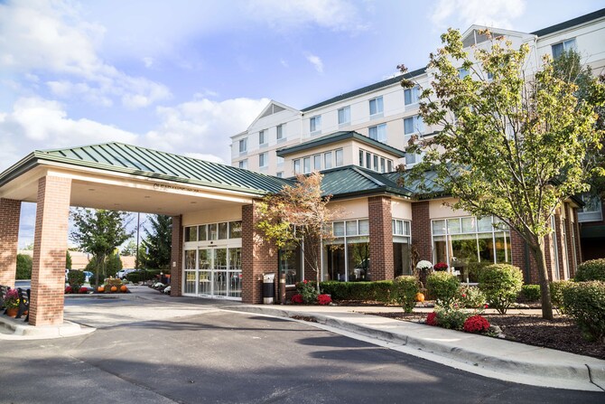 restaurants near hilton garden inn detroit