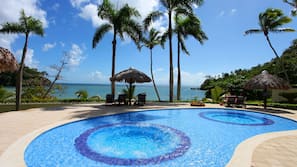 3 piscinas al aire libre, sombrillas, tumbonas