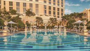 5 outdoor pools, open 9:00 AM to 6:00 PM, cabanas (surcharge)