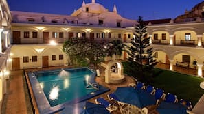 Una piscina al aire libre
