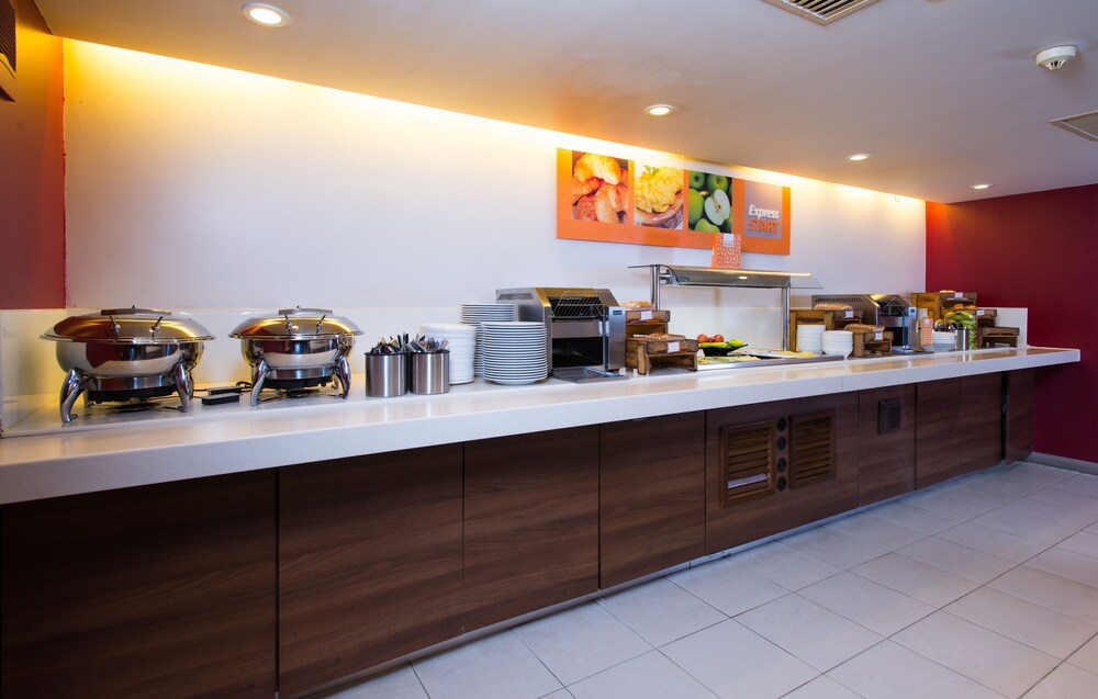 Breakfast area, Holiday Inn Express Taunton M5, Jct. 25, an IHG Hotel