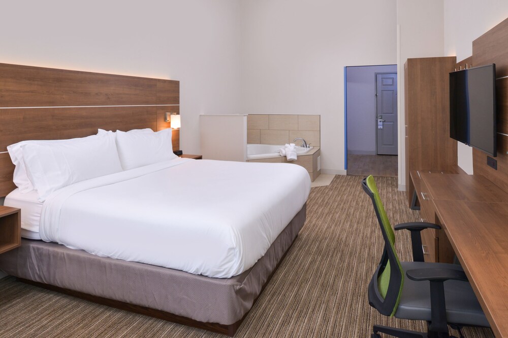 Holiday Inn Express & Suites Omaha - 120th and Maple, an IHG Hotel