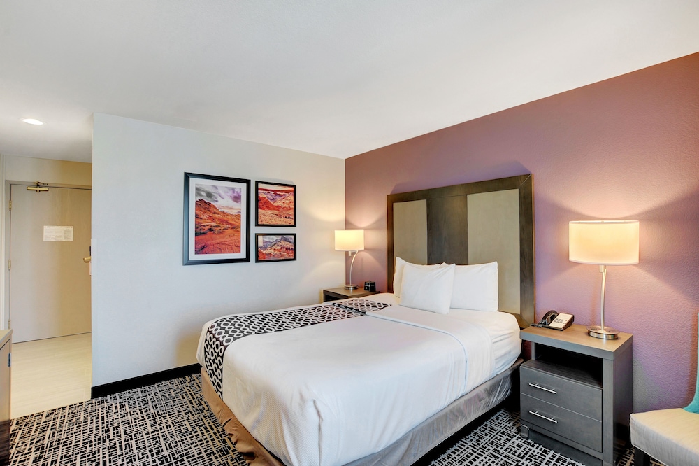 La Quinta Inn & Suites by Wyndham Las Vegas Nellis