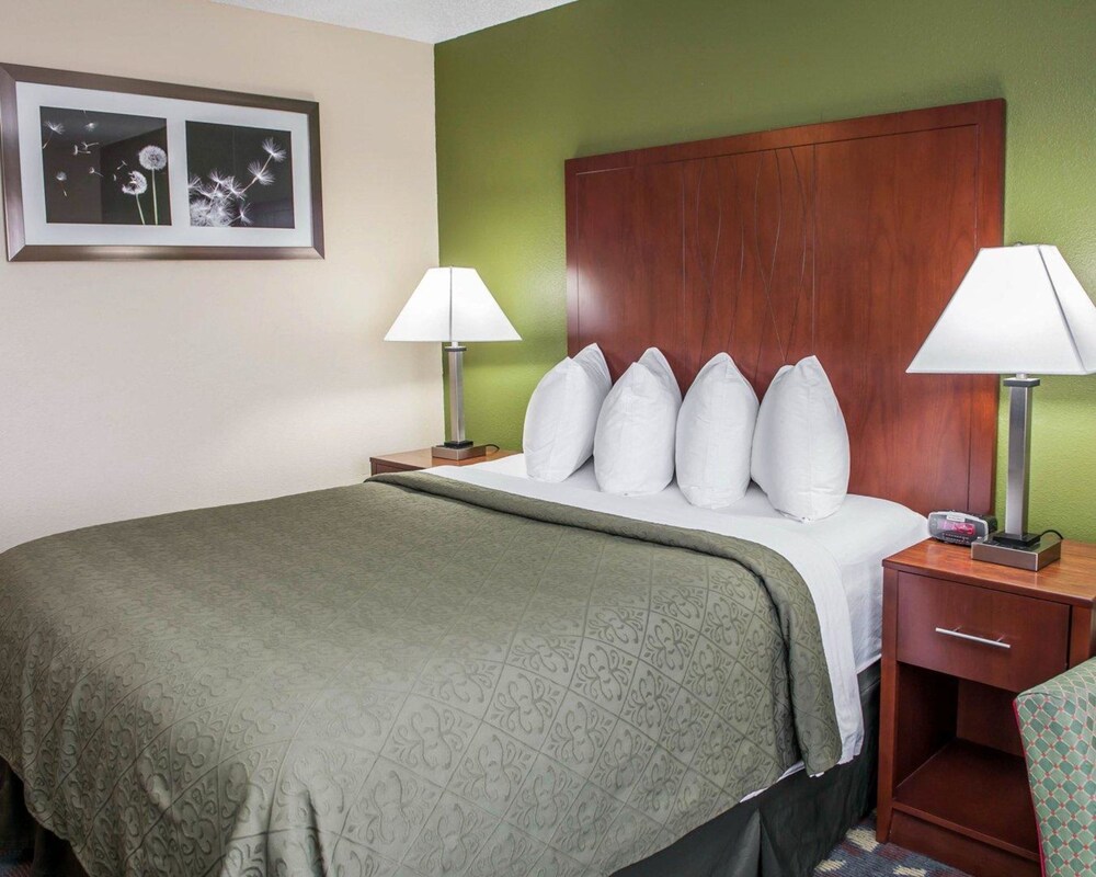 Room, Quality Inn & Suites South Bend Airport