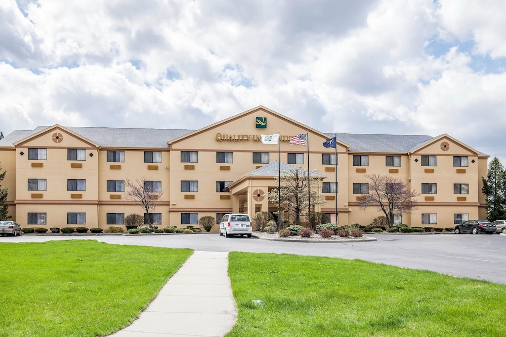 Exterior, Quality Inn & Suites South Bend Airport