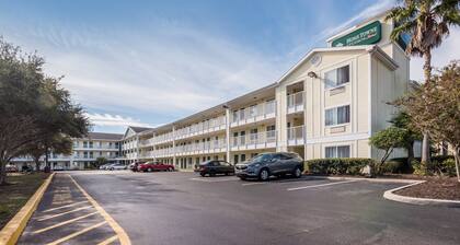 HomeTowne Studios by Red Roof Orlando - UCF Area