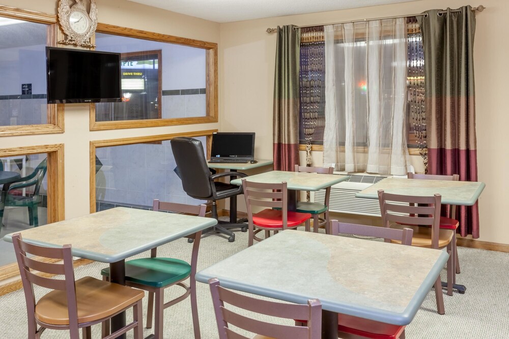 Super 8 By Wyndham Mcleanbloomington Sw In Bloomington - 