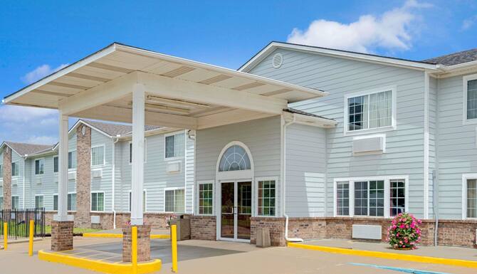 Super 8 By Wyndham Riverside Kansas City In Kansas City Mo Expedia